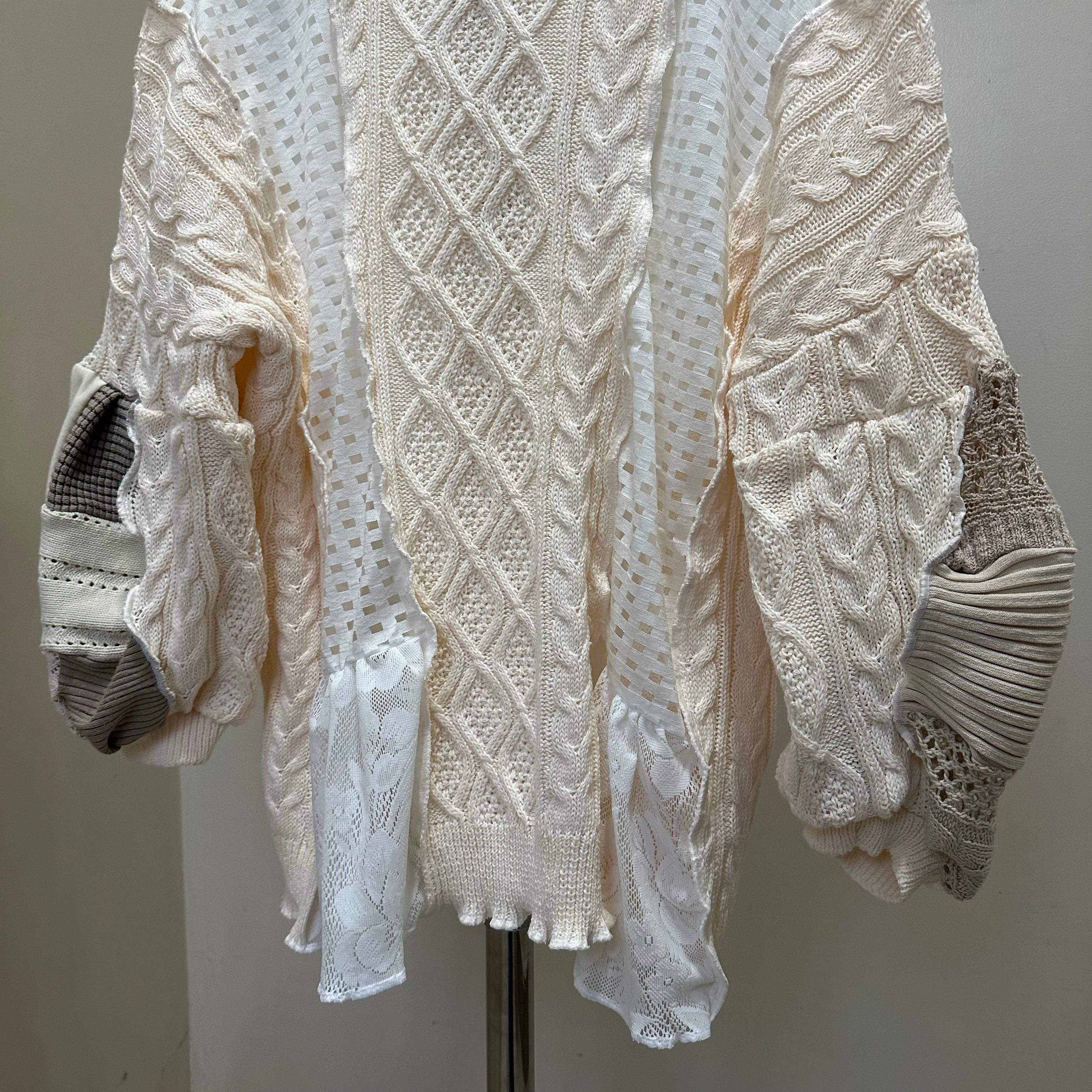 パッチワーク袖のニットセーター