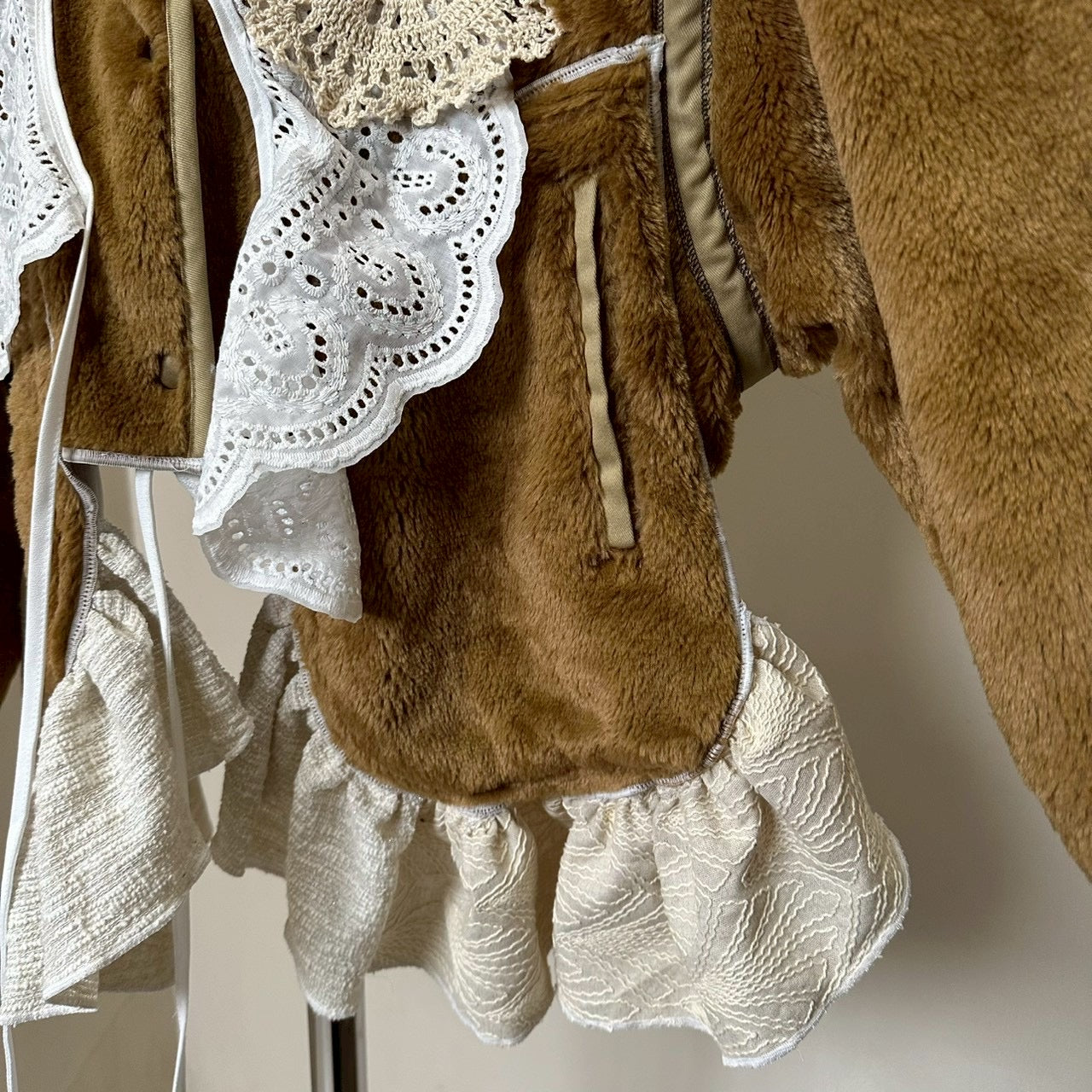 ボアベージュ白レースショットジャケット