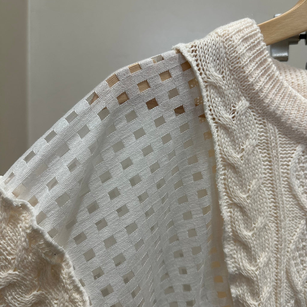 パッチワーク袖のニットセーター