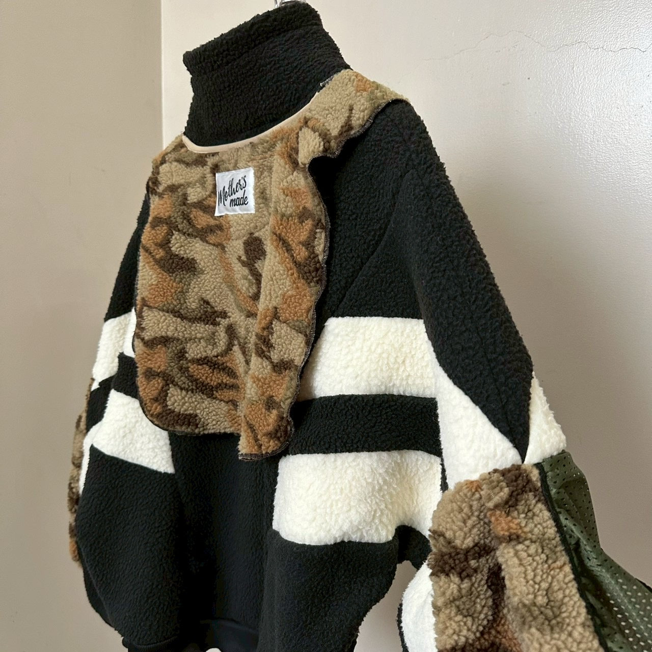 ヒョウ刺繍カモフラージュシェルパジャケット