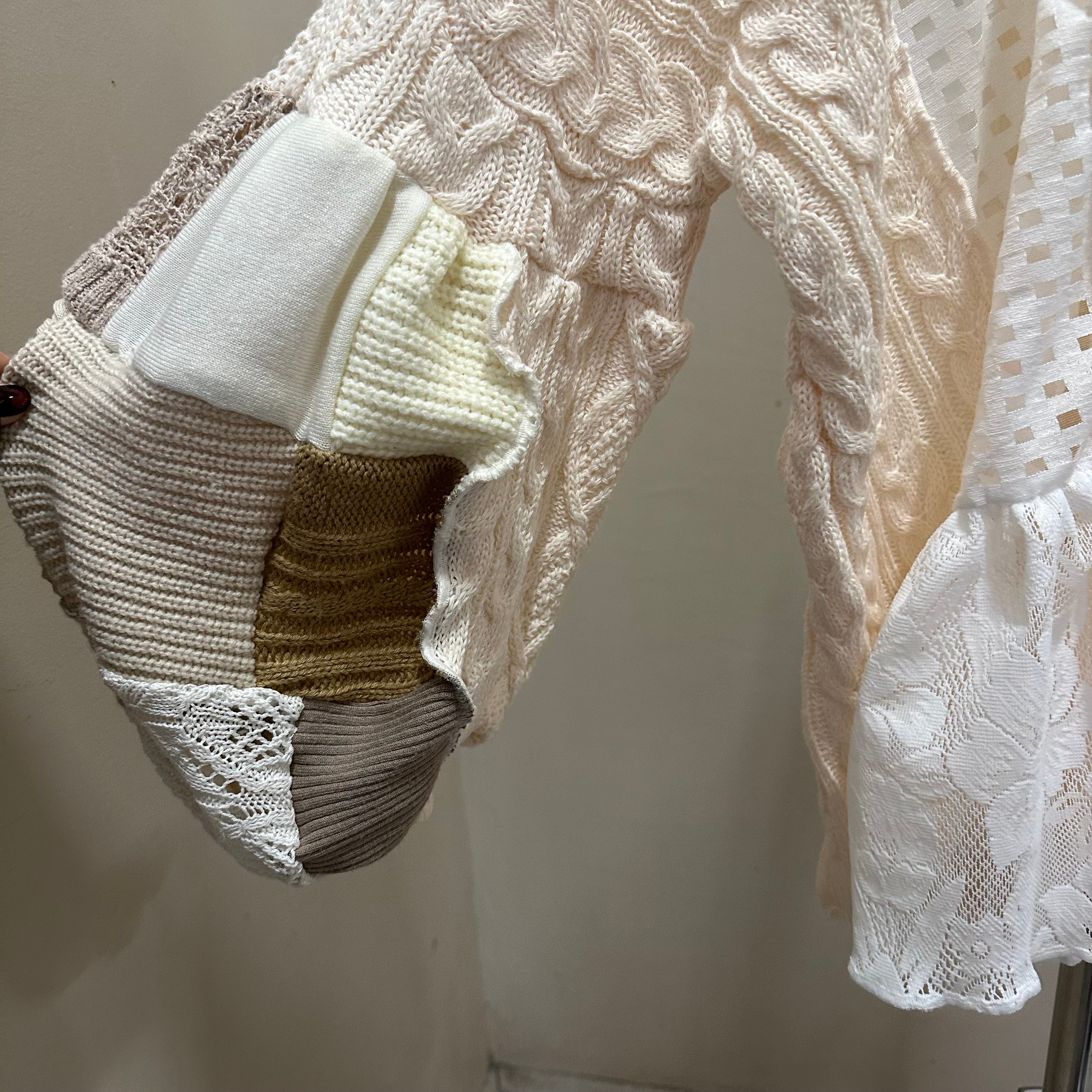 パッチワーク袖のニットセーター