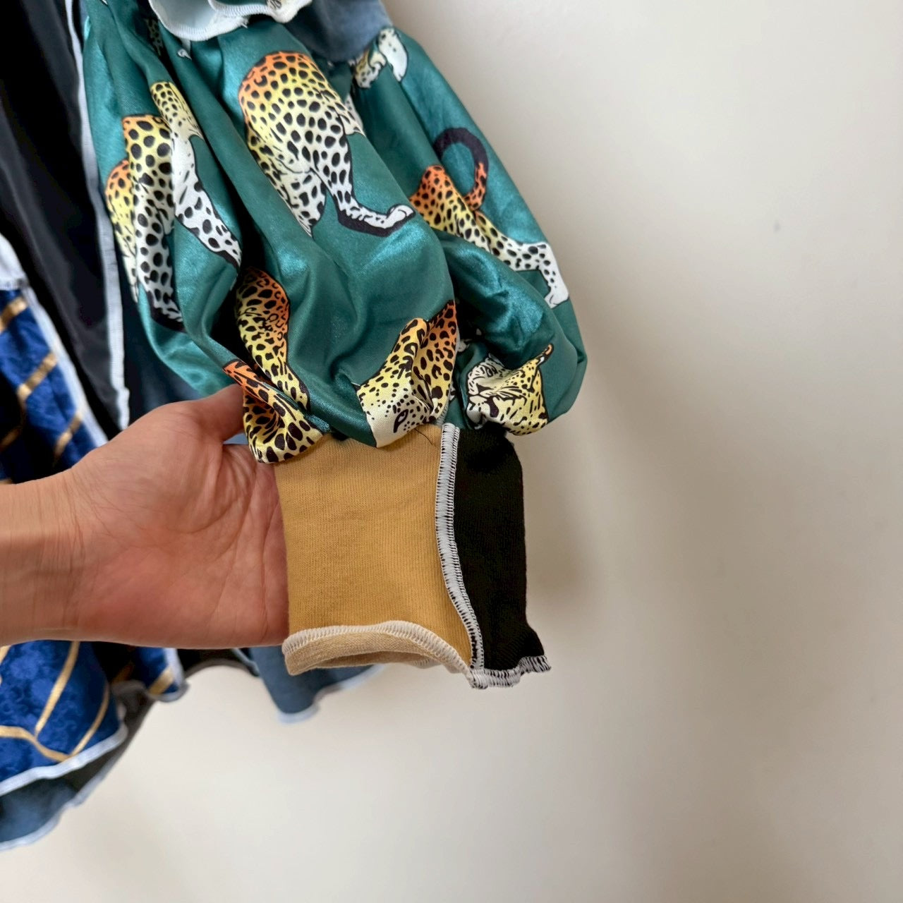 チータープリントのバルーンスリーブトップス