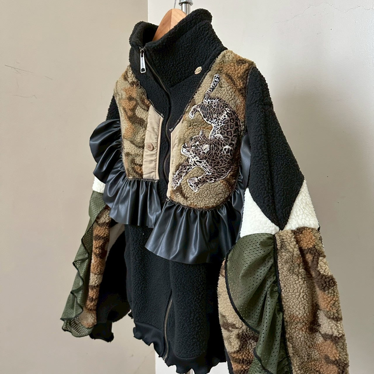 ヒョウ刺繍カモフラージュシェルパジャケット