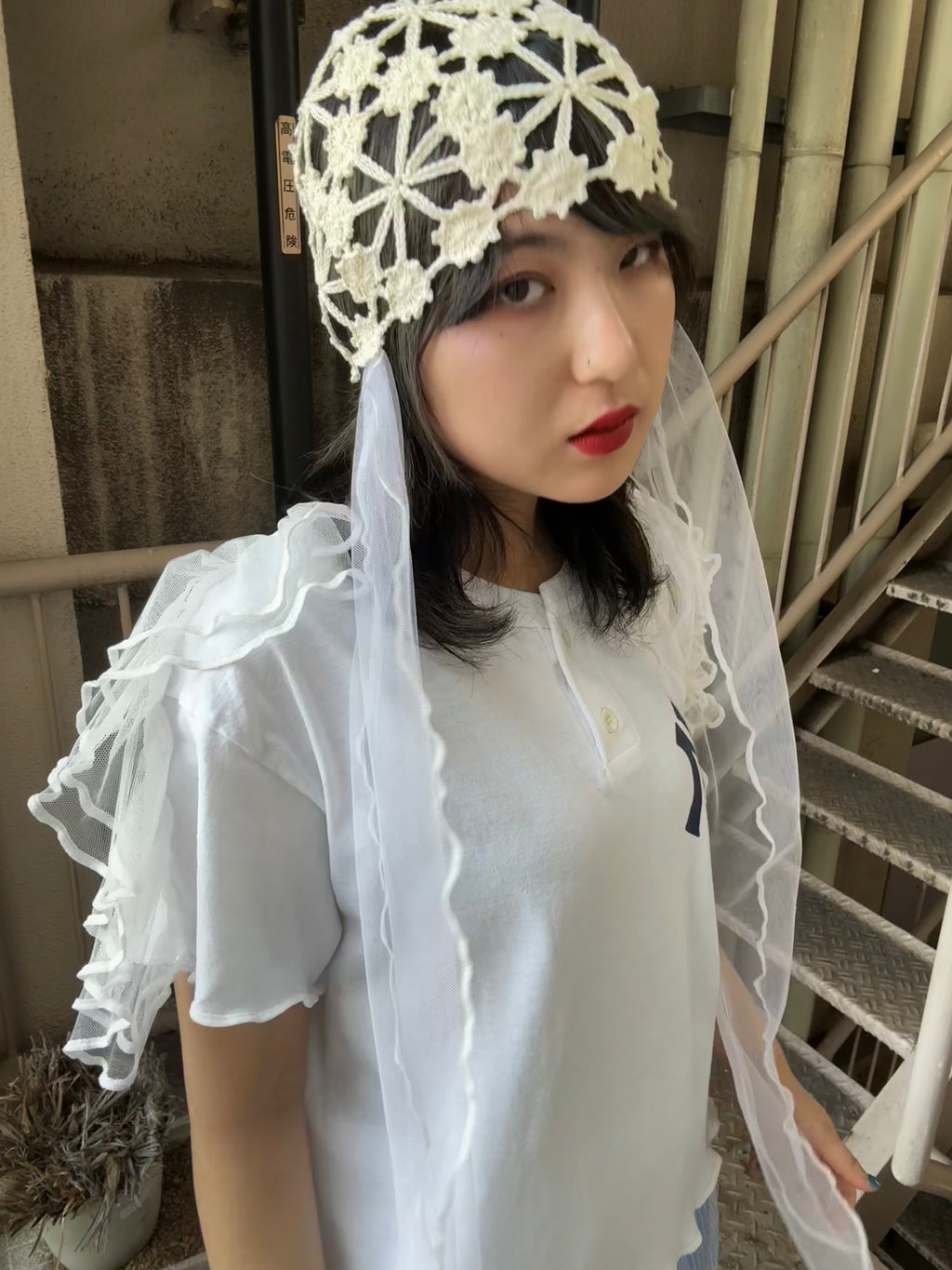 肩フリル付き半袖Tシャツ