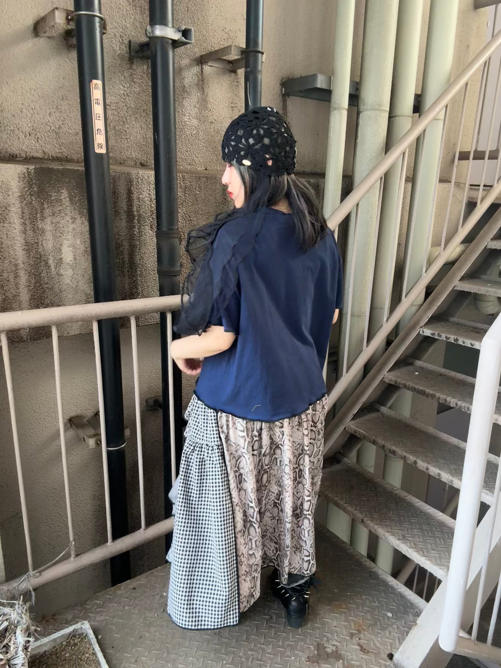 肩フリル付き半袖Tシャツ