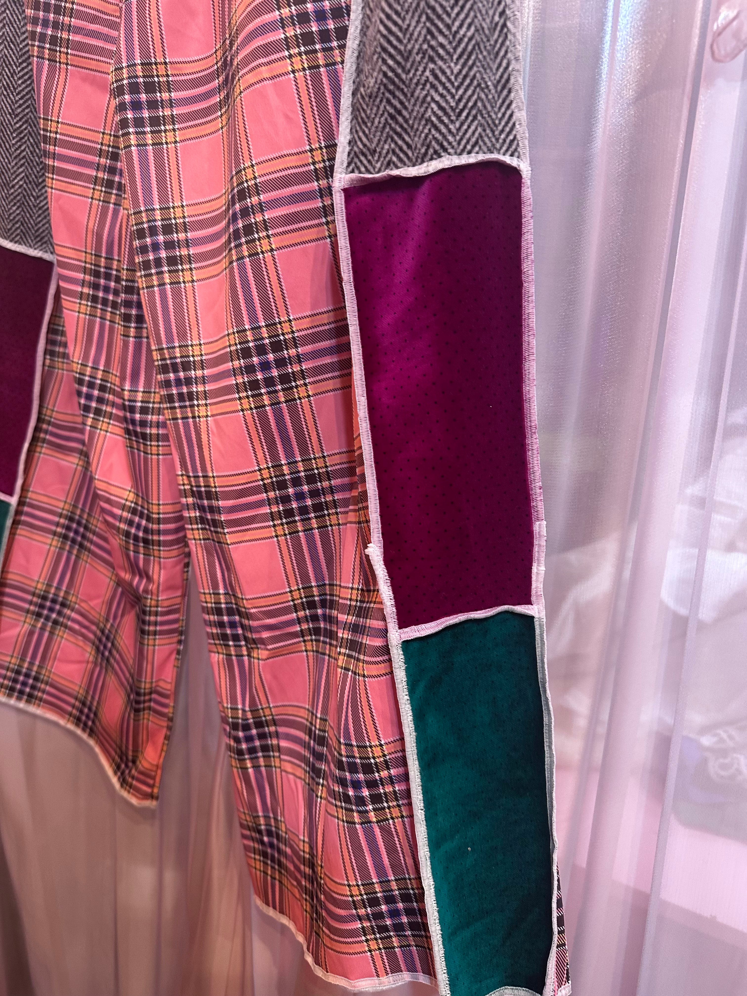 緑フリンジが付いたピンクのチェック柄パンツ