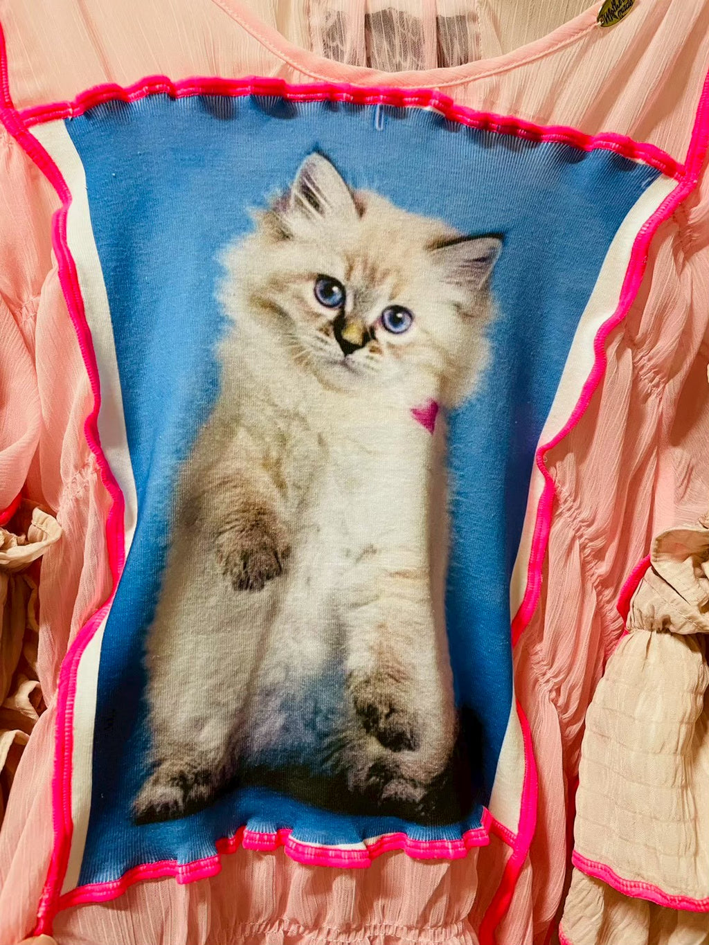 ねこピンクフリルプルオーバー